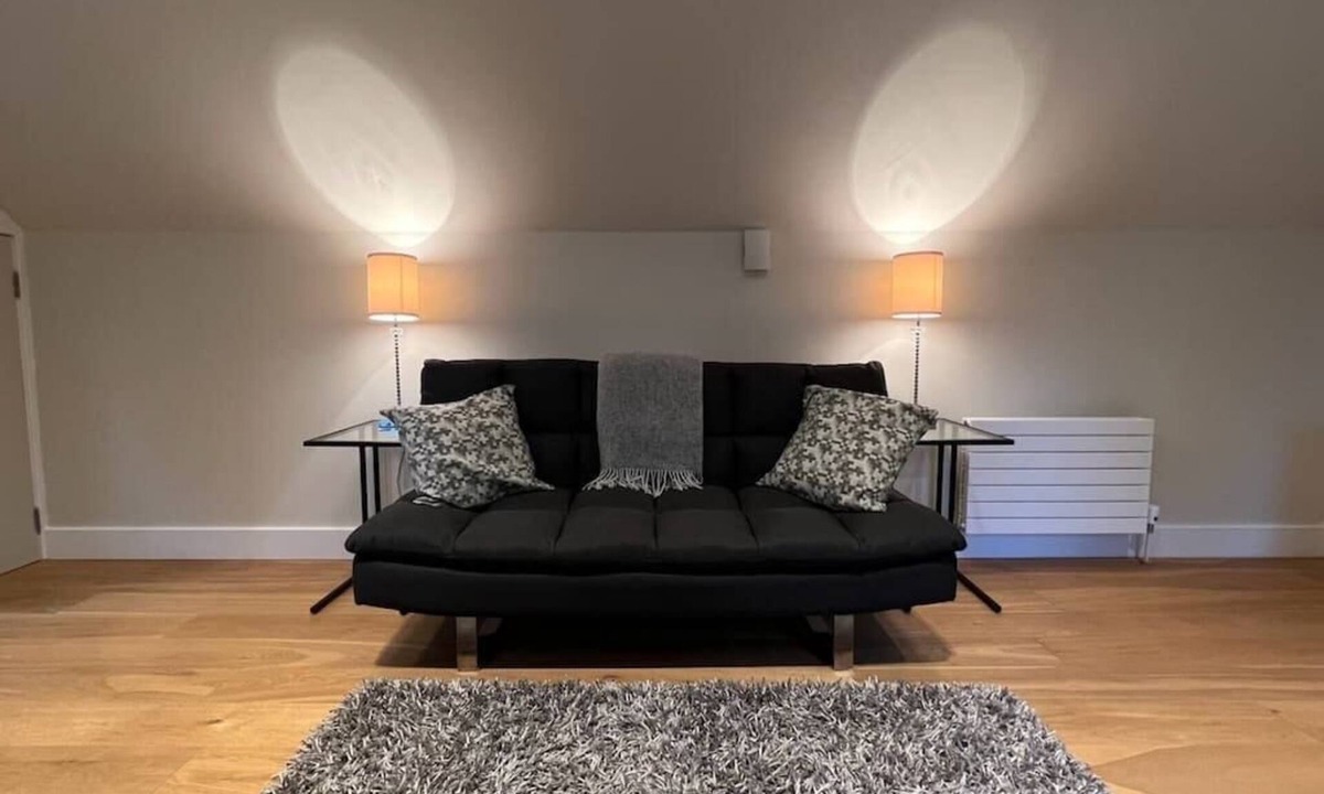 Auchengray Condo | NEW 1BD Contemporary Flat Upper Dunblane