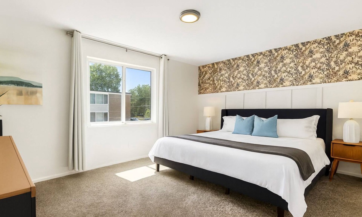 Royal Oak Apartment | New! 1BR Corner Flat | King Bd | Central Royal Oak