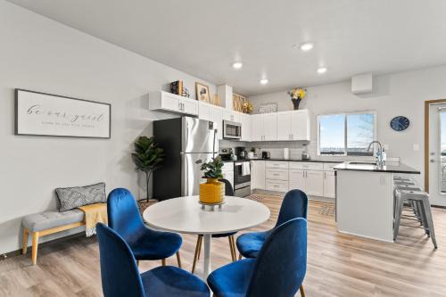 South Perry District Apartment | New 2 Bed 2 Bath Near Perry Dist and Downtown