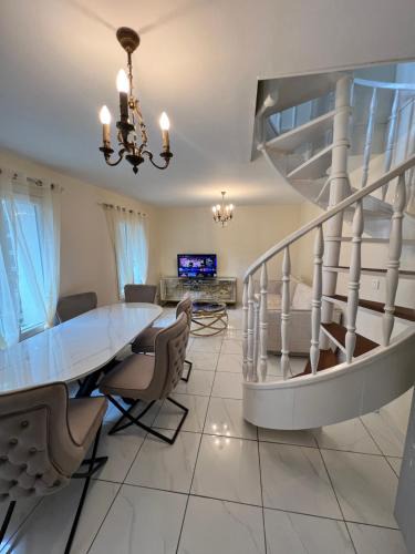 Sarcelles House | NEW 2 bedroom House 15mins from Paris by Train