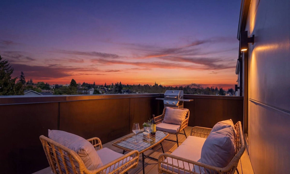 Fremont House | NEW! 2B2BA Modern Fremont Home w/Parking & Rooftop, BBQ, AC, Built in 2024