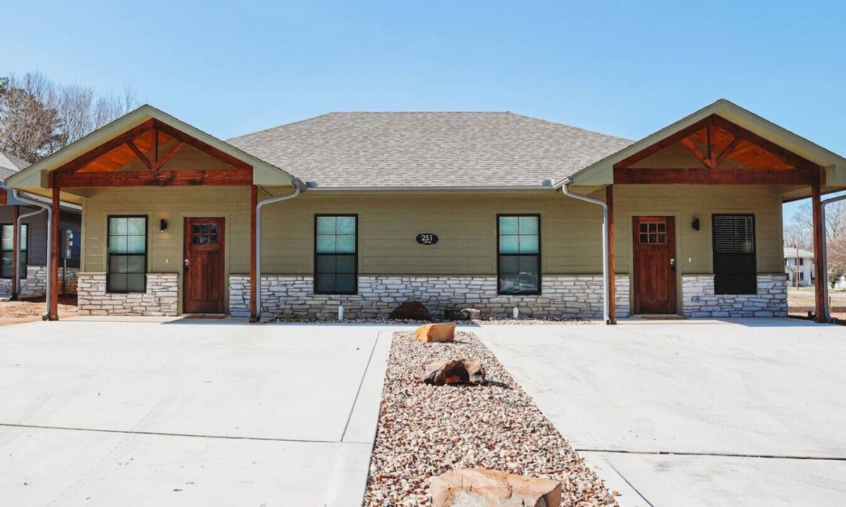 Paris House | New 2BR, 2B, 251 11th NE unit #2