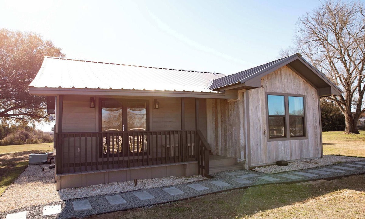 Burton House | NEW | 2BR + Firepit | Minutes to Town + Shops