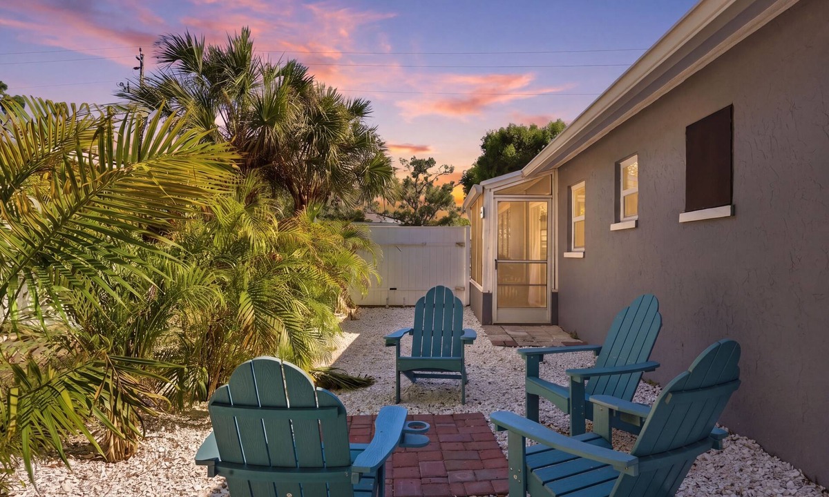 Arlington Park House | NEW 3/2 Cottage 15 min Drive from Beaches + Walk to Park/Pool