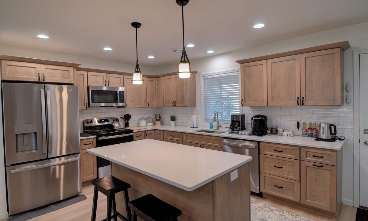 Clarinda House | New 3-bed/2 bath home with Game Room, Screened Porch and Firepit.