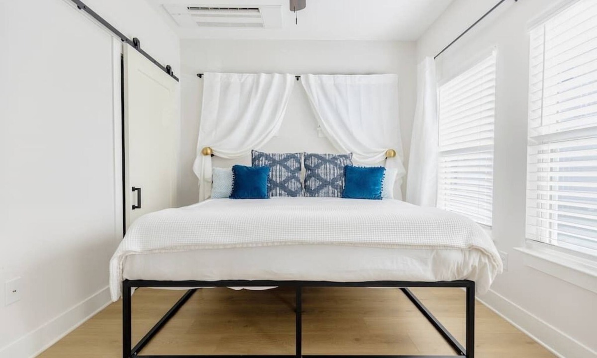 Talbot's Corner House | NEW 3-Story Home w/Private Rooftop - 5 min to DT