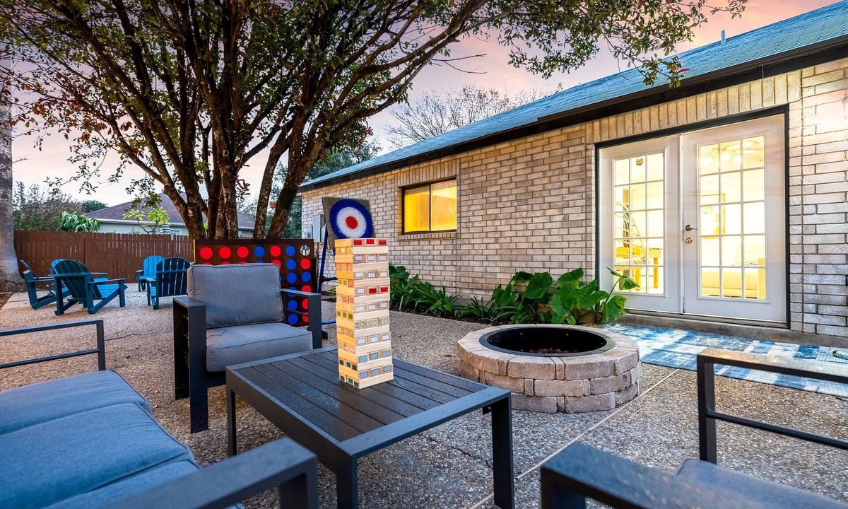 New Territories Villa | New! 3B2B Villa, Pool, BBQ, Firepit, Yard Games, Bunk Bed, Family & Pet Friendly