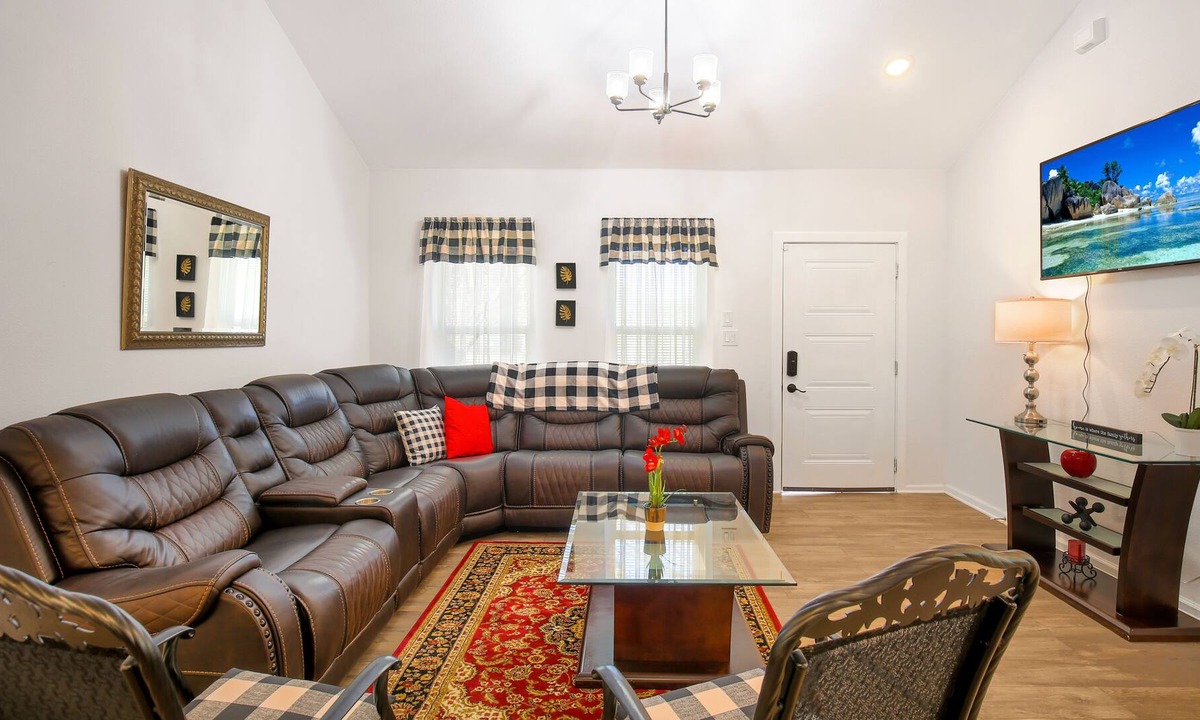 Harlandale House | NEW! 3BD 2BA Family & Pet-Friendly W/D Large Rooms