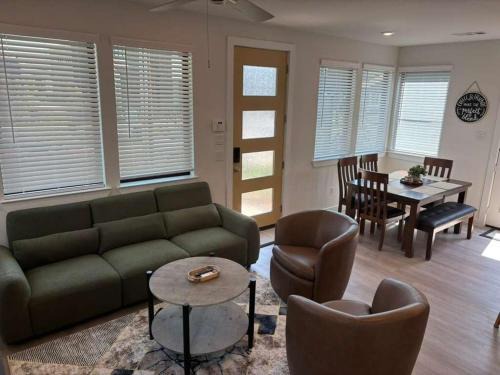Richmond House | New 3BR Indigo Home King Bed Private Balcony!