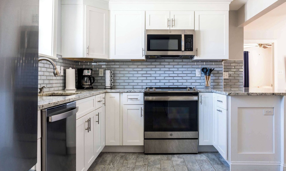 Fifth Ward Apartment | NEW 3BR unit off Thames St with Parking