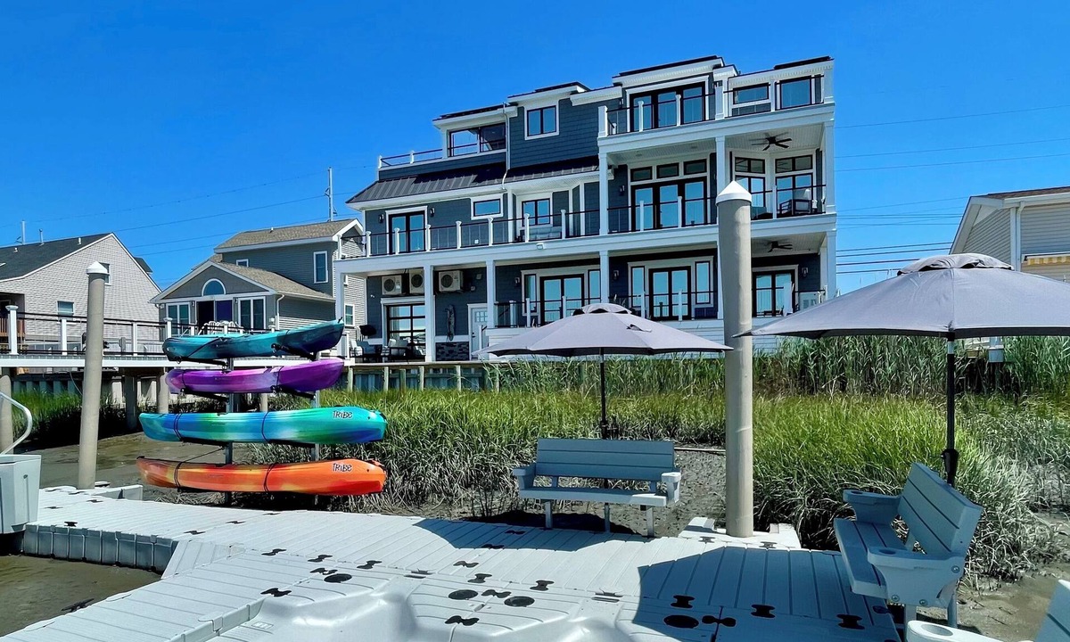 Cape May Court House House | New 4,500 Sq.ft. 14 Guests, 5 Bed, 5 Bath, SkyDeck, Spa, Elevator, Docks, WiFi.