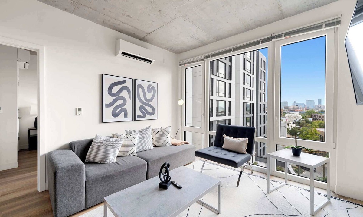 River North Hotel | New 4 King Bed/Family Ready Apartment