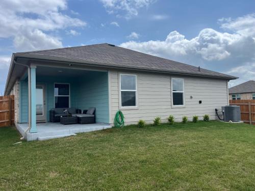 San Marcos House | New 4BR Walk to Community Pool & Playground
