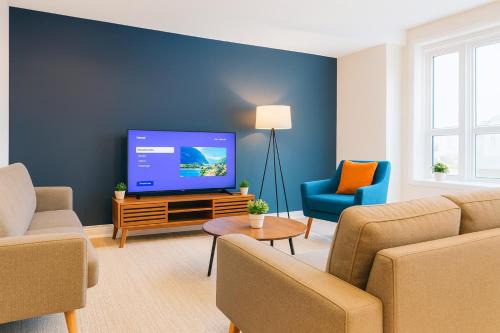 Caledonia House | New 4BR25Bath Stay Close to Key Transit Links