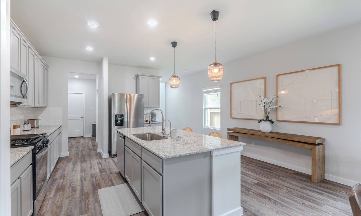 Magnolia House | NEW 5 bdr + lake view + playground + BBQ, fits 10!
