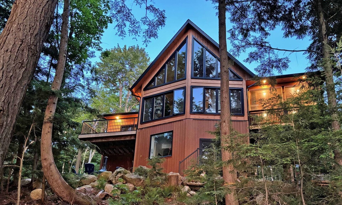 Seguin Cottage | New 5 bed 4 bath cottage on Turtle Lake, Privacy!