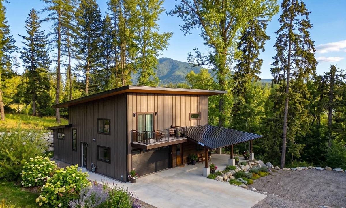 Martin City House | New | 5 Min to Glacier | Hot Tub & Fire Pit