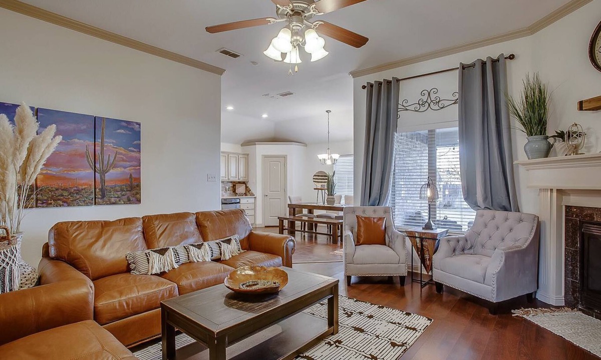 Lubbock House | *NEW* 5 Star Luxury Cozy Private Santa Fe Style w/Jacuzzi Hot Tub