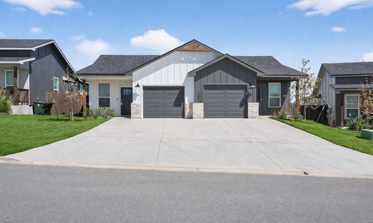 Temple House | New! 6 BR Duplex w/Fenced Yard, Pet-Friendly!