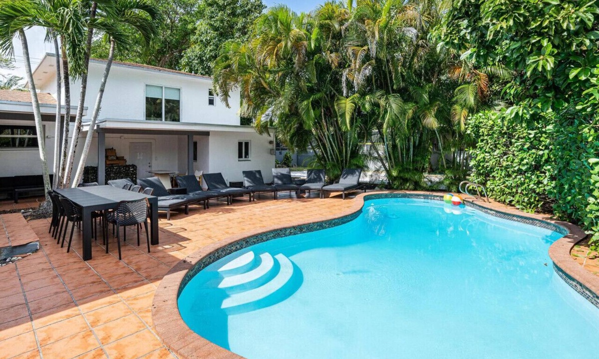 El Portal House | NEW 6BR Tropic Lux Casa with Private Pool, Billiards, Sand Volleyball & More!