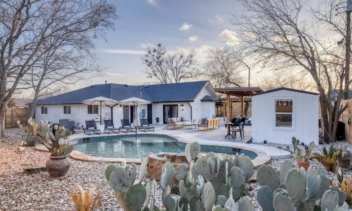 University Hills and Windsor Park House | New! 7 bedroom, Pool, Movie Lounge, Playground
