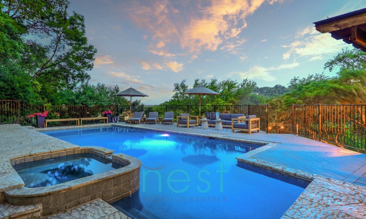 Westview On Lake Austin House | *NEW* 7 MINUTES TO DOWNTOWN | POOL | HOT TUB | POOL TABLE | FOOSBALL | FIRE PIT | 13 Queen Beds