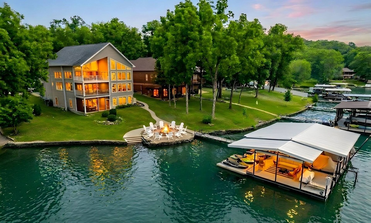 Osage Beach House | NEW! 8 bedrooms-Sleeps 20-2 Kitchens-Kayak-Rope Swing-Game Room-Easy Parking
