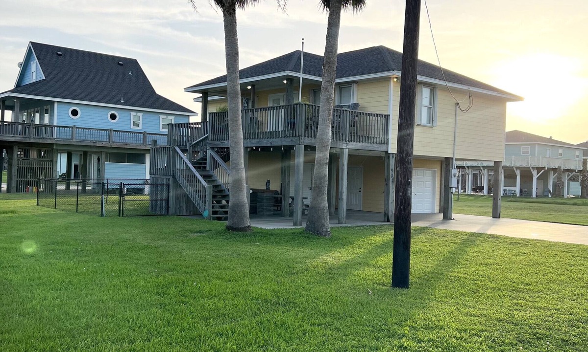 Port Bolivar Cottage | “New Ambiance” Enjoy this Lovely 2B/2B Beach Home! Sleeps 10! Beach access!