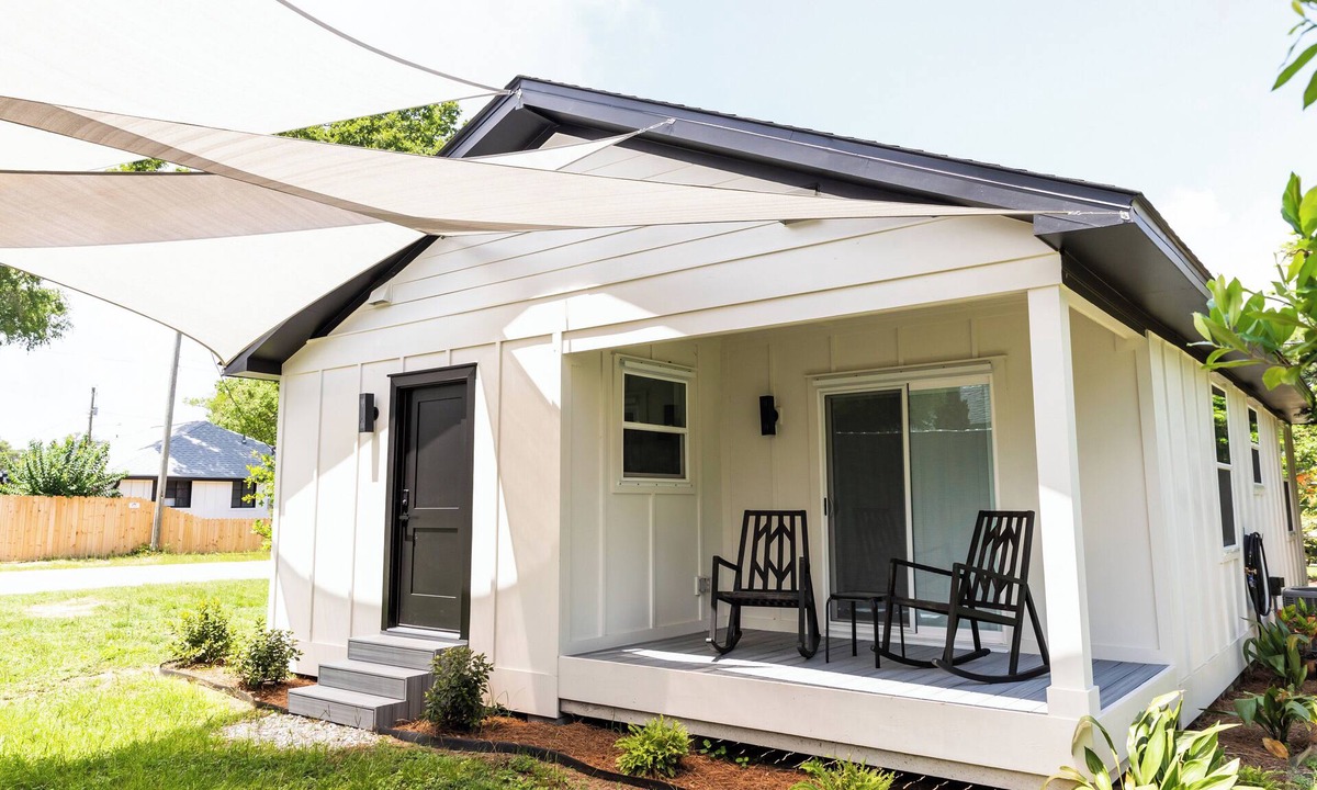 East Pensacola Heights House | New and Modern Double En-Suite
