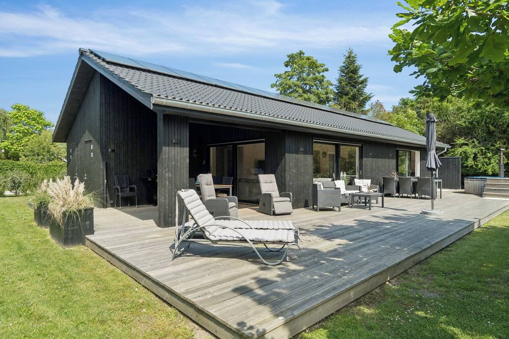 Grenaa House | New and modern holiday home with hot tub