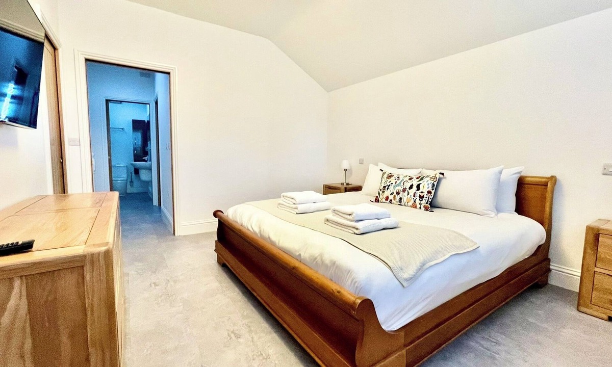 Bristol Apartment | New and Spacious Apartment - Sleeps 5