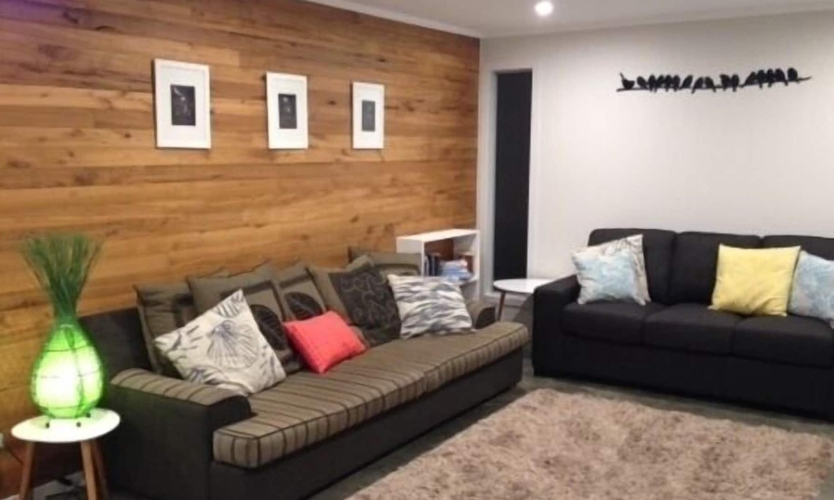 Surfdale House | New and stylish self contained bach