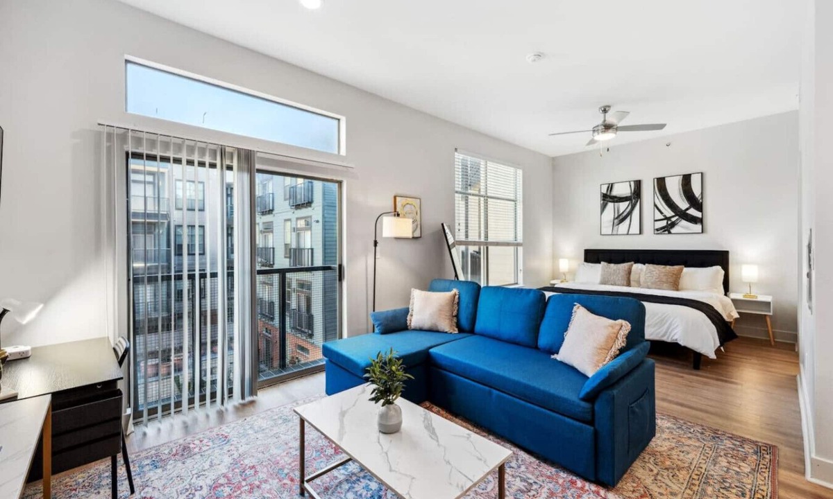 Deep Ellum Apartment | New Apt in DeepEllum with Pool and Parking near Baylor Med