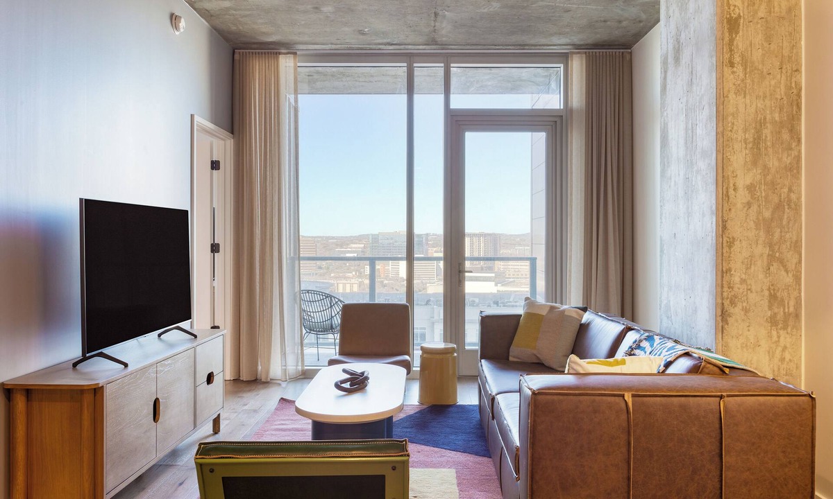 Rainey Street Historic District House | New Austin High Rise w/Luxe Amenities | Rooftop Pool, Gym, Yoga Studio & More!
