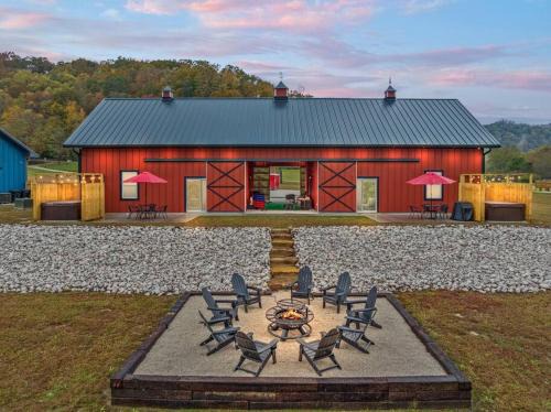 Stanton Villa | New Barndo/Private River Access/2 Private Hot Tub