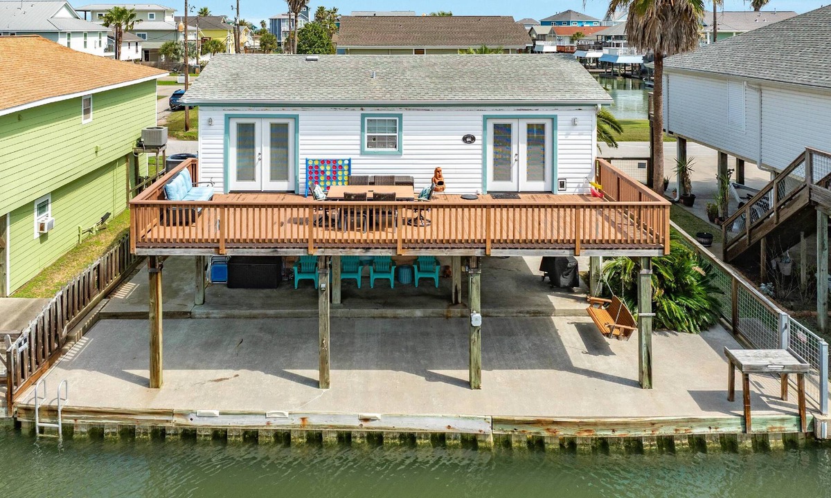 Jamaica Beach House | NEW | Bayfront | Beach Nearby | Kayaks | Large Deck | Community Pool | Pets Welcome | Patio