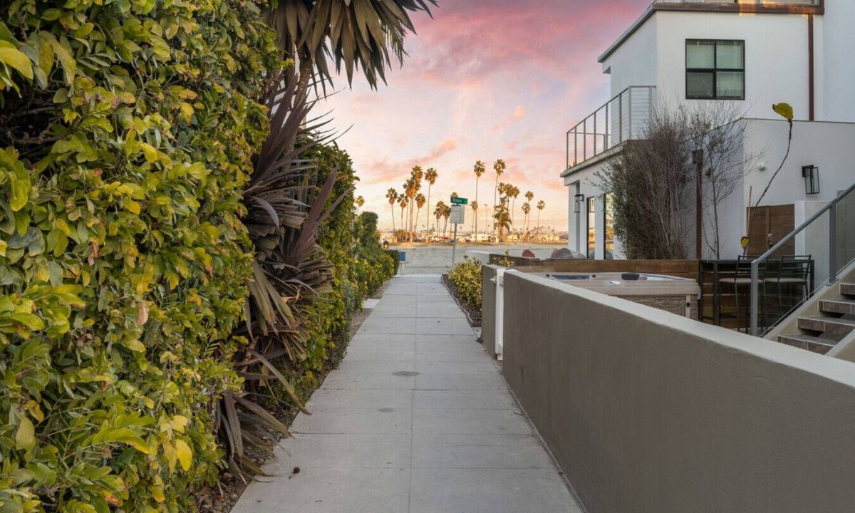 Mission Beach House | NEW Bayfront Bungalow Getaway! Steps from the beach + Free Parking