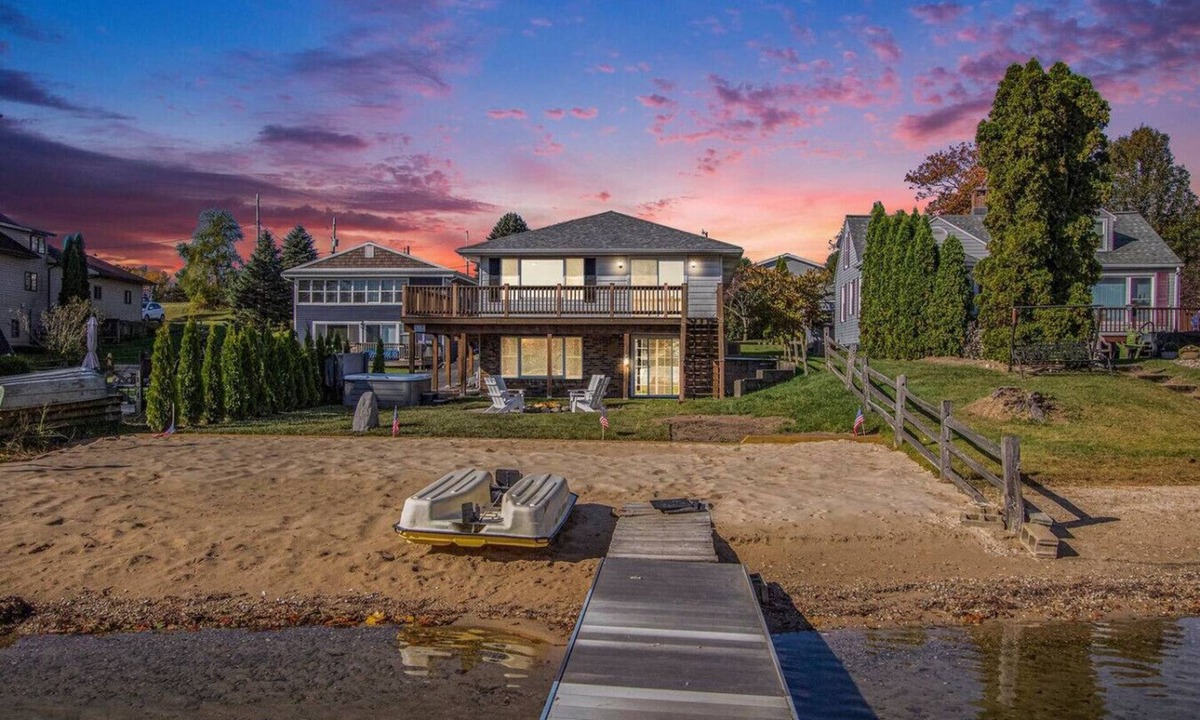 Sister Lakes Apartment | New Beach front 5bd in Sister Lakes w/Hot tub