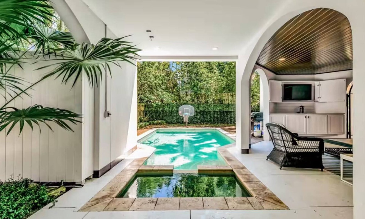 Anna Maria House | New Beach House 1 Min to Beach! Heated Pool/Spa!