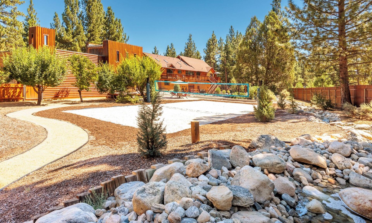 Big Bear City Cabin | New! Bearadise ~ Frank's Fort Mountain Estate