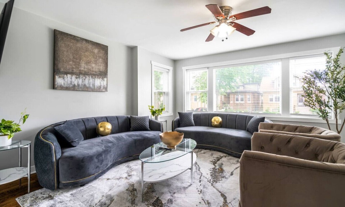 North Mayfair House | New! Beautiful 7BD Home - Sleeps 15 + 2 Car Garage
