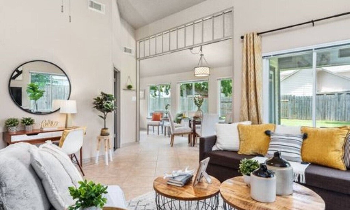 Barker House | NEW, Beautiful Home Fast Wi-Fi