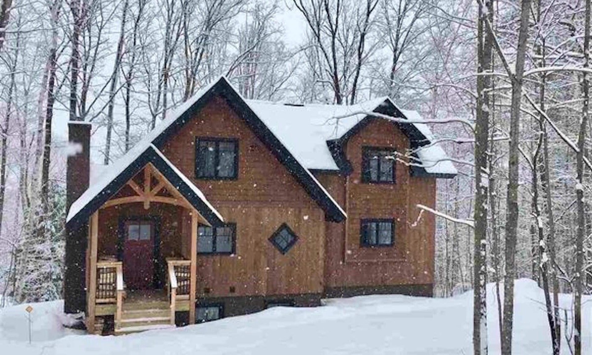 Ludlow House | NEW - Beautiful mountain home steps to Okemo, Great for Wedding stays