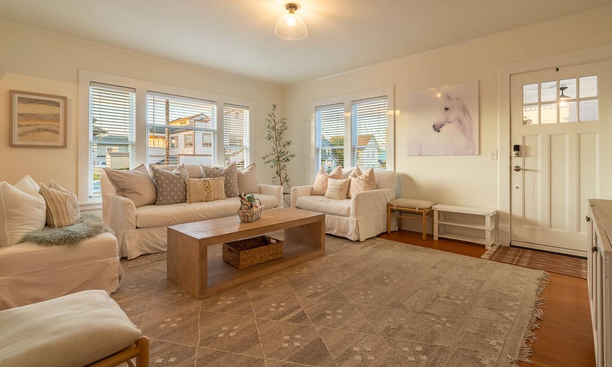 The Bowl of Edmonds House | NEW Best LOCATION in Downtown Edmonds