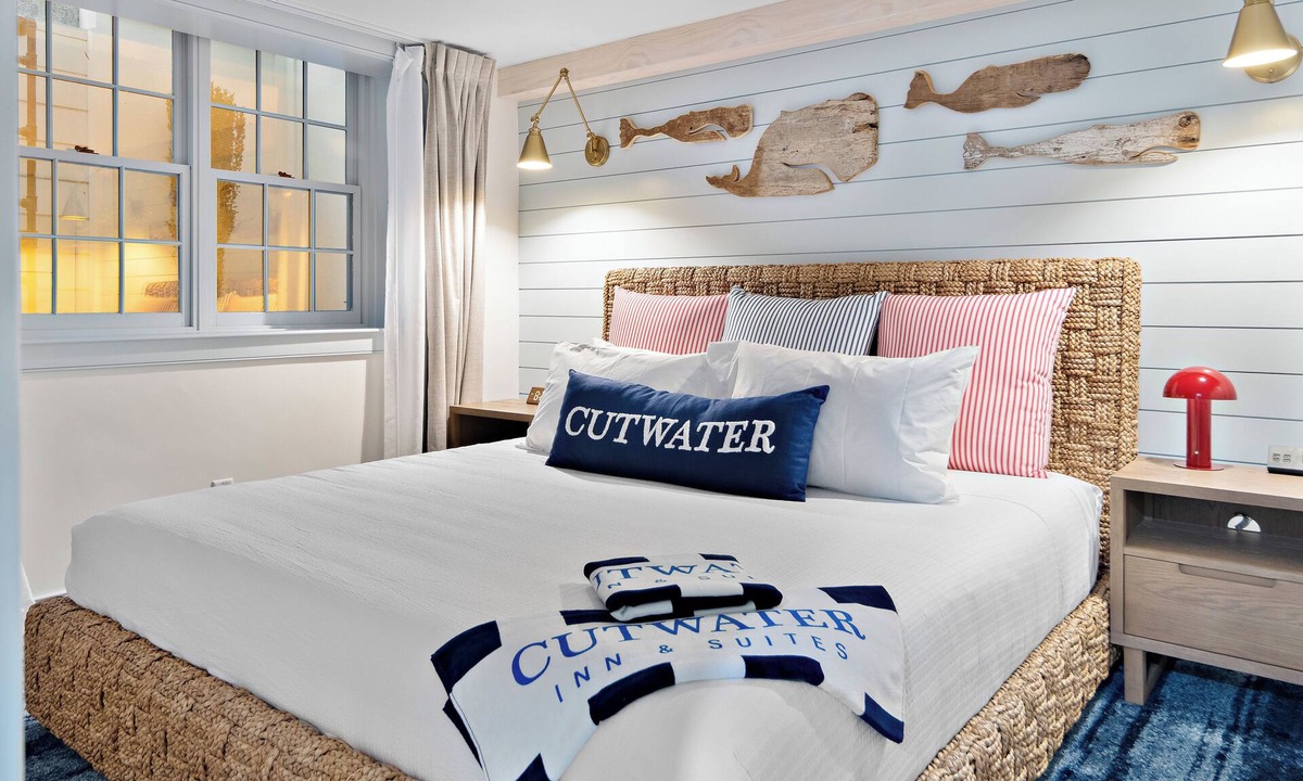 Newburyport Hotel | New Boutique King Suite Escape l Downtown l Backyard