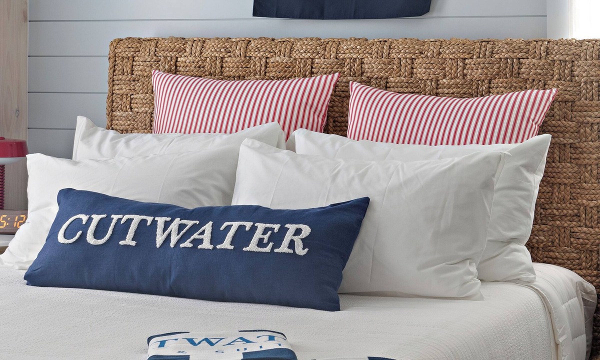 Newburyport Hotel | New Boutique Queen Escape l Downtown l Backyard