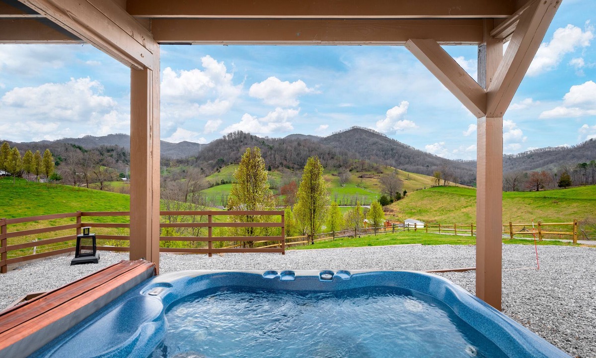 Clyde House | NEW Breathtaking Views, Arcade and Hot Tub in a Peaceful Mountain View Retreat