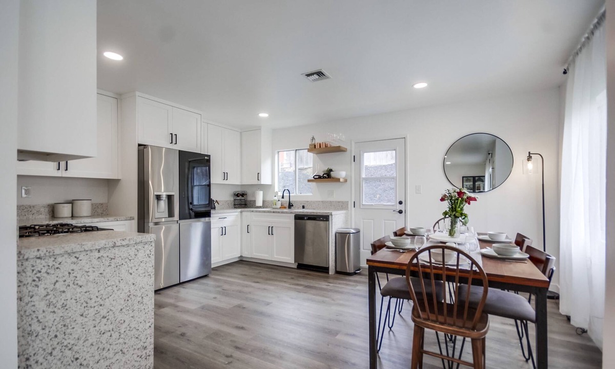 Lakeside House | NEW-Bubbling Wells Retreat: Modern 3bd home w/garage, central AC + backyard for entertaining!