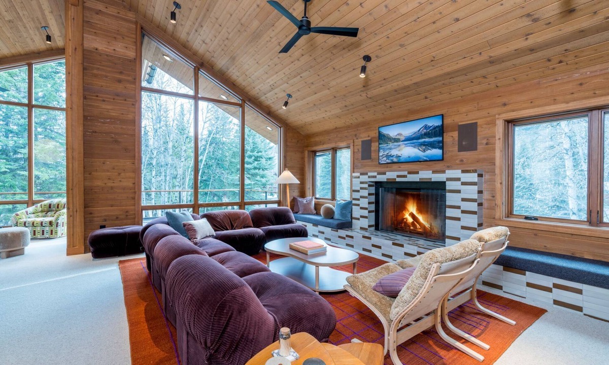 Hulen Meadows House | New Build! Private Sauna! Two Kitchens! Ping-Pong Table!