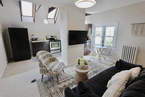 16th Street Heights House | NEW Cabin in the Clouds Easy Downtown Access w Parking